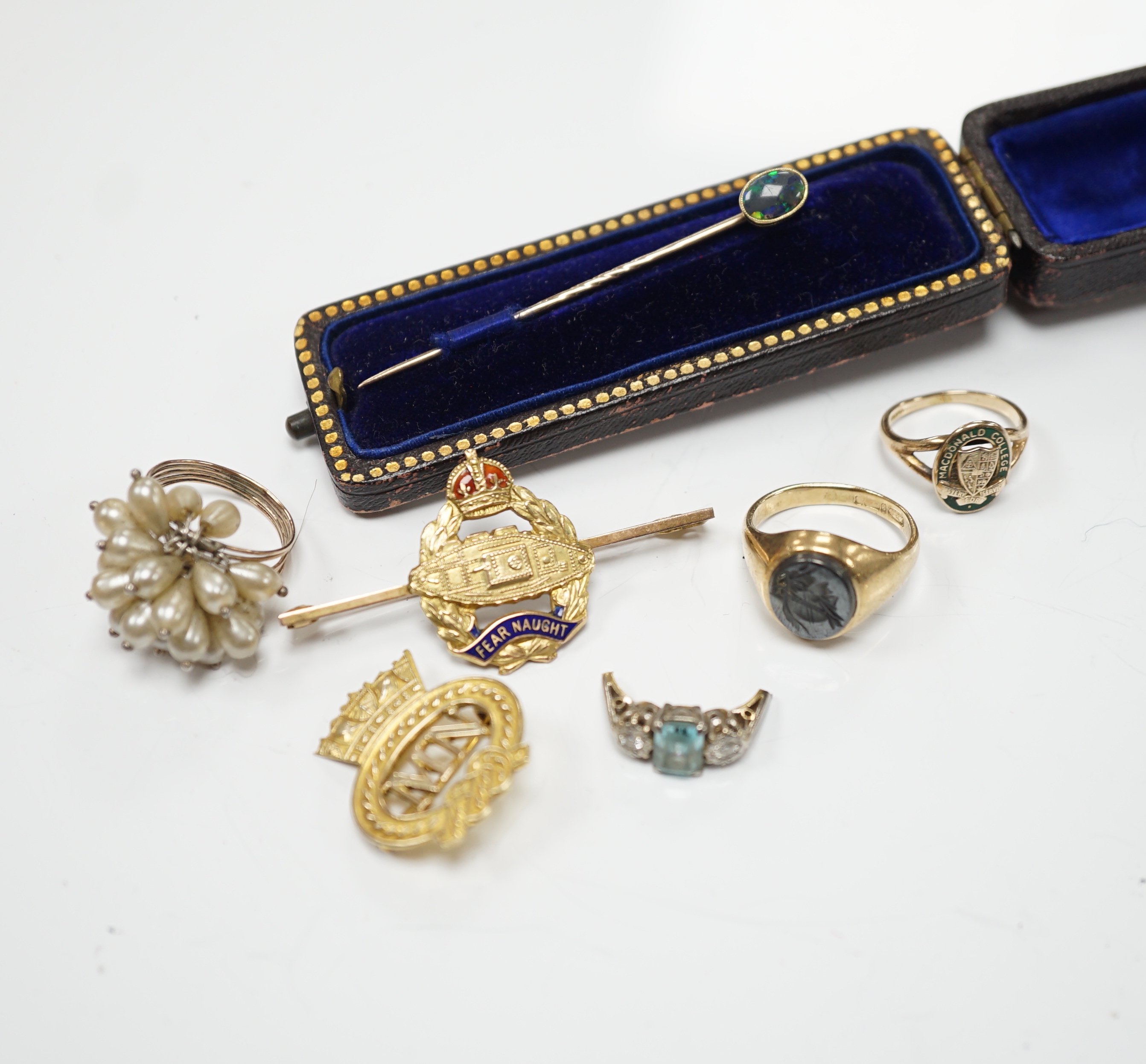 Sundry jewellery including 10k and enamel college ring, two 9ct brooches, stick pin etc.